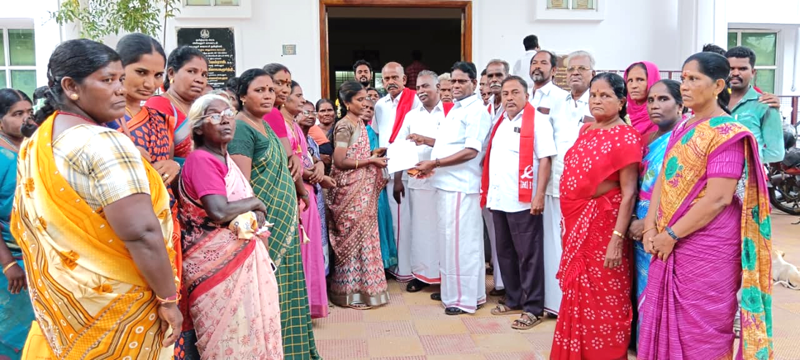 அடிக்காமலையில் ரேசன் கடை, மின் வசதி செய்து தருக! வட்டார வளர்ச்சி அலுவலரிடம் சிபிஎம் மனு