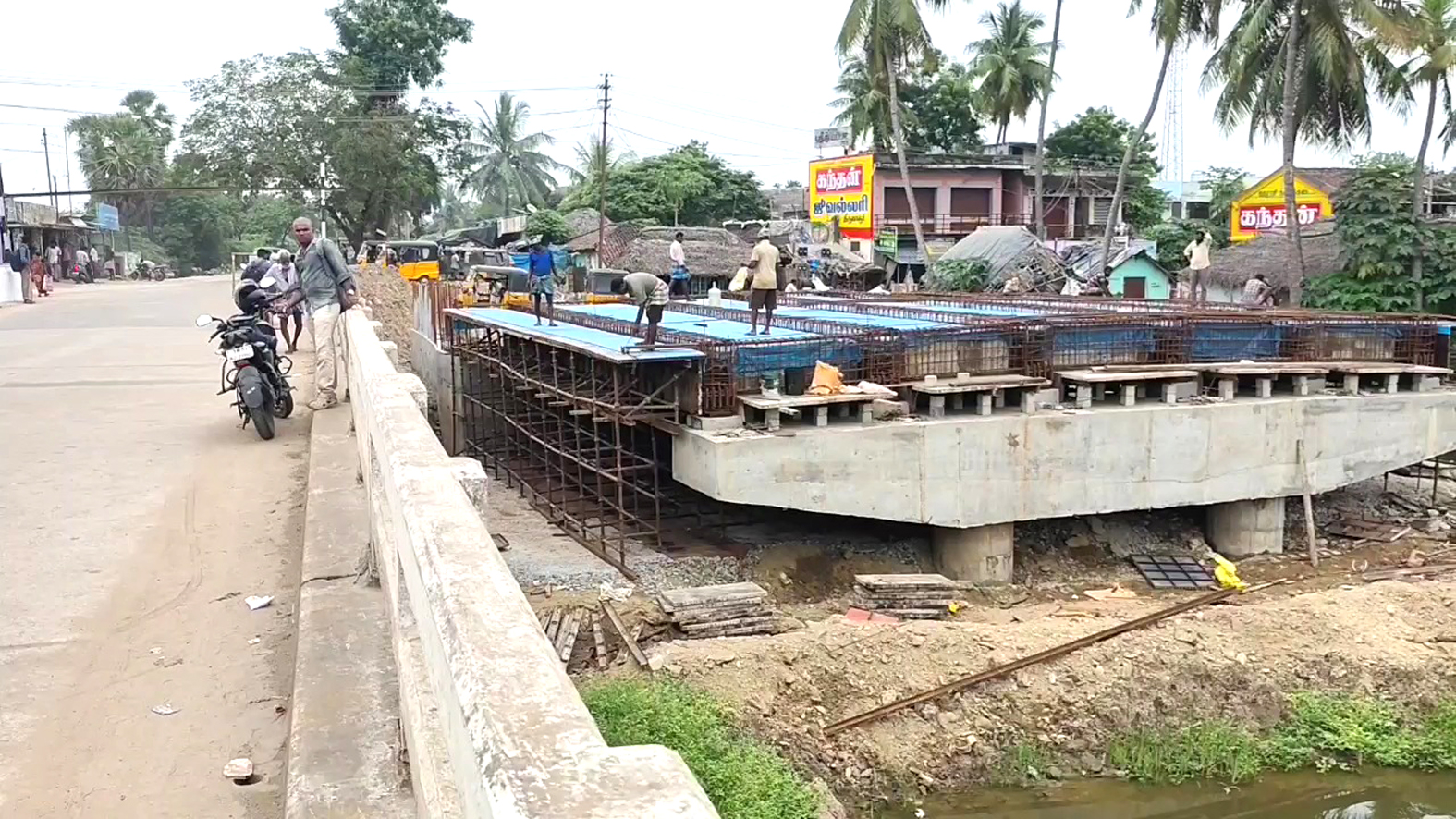 பணிகள் நிறைவடைவதற்கு முன்பே திருவாரூர்-மயிலாடுதுறை சாலை திறப்பு அதிகாரிகளின் அலட்சிய நடவடிக்கையால் அல்லல்படும் பொதுமக்கள்