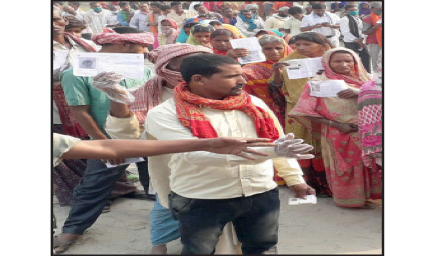 பீகார் மாநிலத்தில் வாக்காளர்களை அடித்து விரட்டிய அதிகாரிகள்