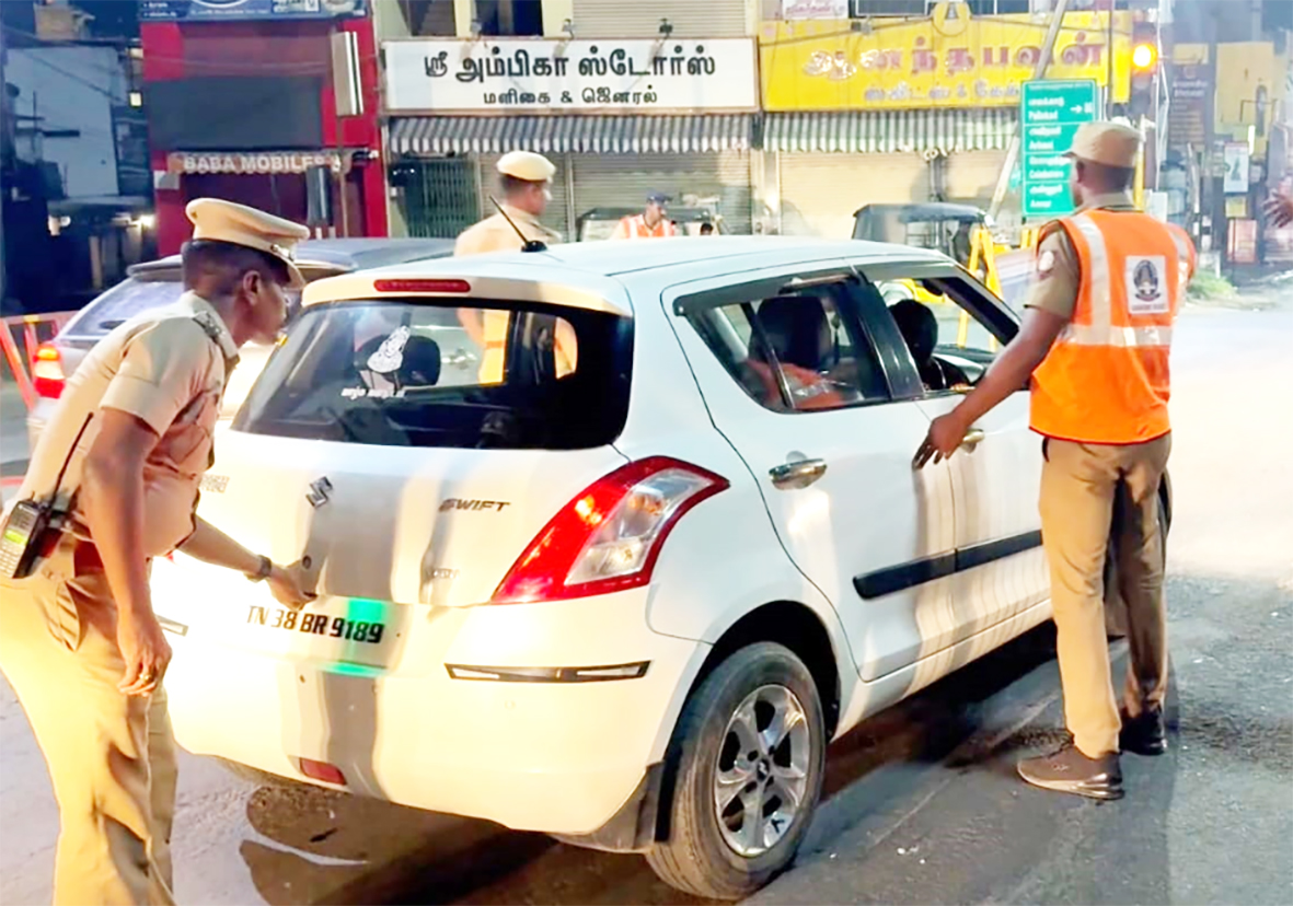 நீலகிரிக்குள் நுழையும் வாகனங்களில் சோதனை