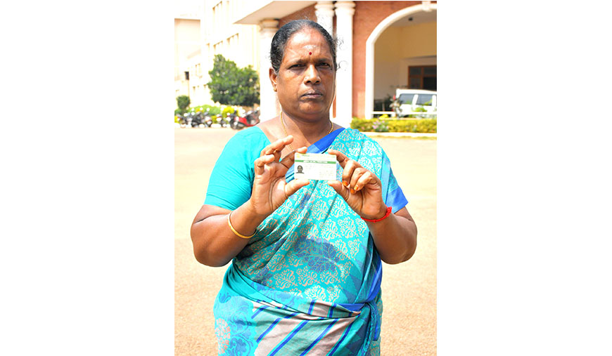 தாய் இறந்து விட்டதாக போலி சான்றிதழ் ரேசன் கார்டில் பெயர் நீக்கம்: மகன் மீது நடவடிக்கை எடுக்கக் கோரி மனு