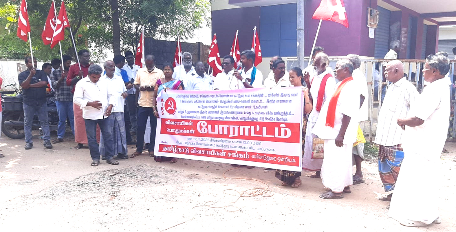 நெடுஞ்சாலைத் துறை சாலைப் பணியாளர்கள் நூதனப் போராட்டம்