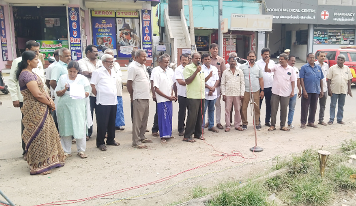 நெசவாளர்கள் காலனிப் பகுதிக்கு பாதை கேட்டு பொதுமக்கள் ஆர்ப்பாட்டம்