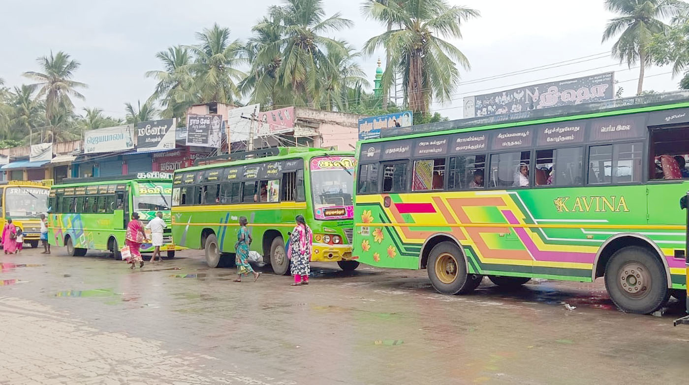 முதுகுளத்தூர் பேருந்து நிலையத்தை ஆக்கிரமிக்கும் மினி பேருந்துகள்