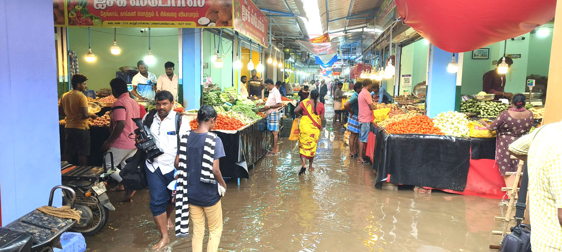 நெல்லையில் கனமழை: பாளையங்கோட்டை மார்க்கெட்டுக்குள் மழை நீர் புகுந்தது