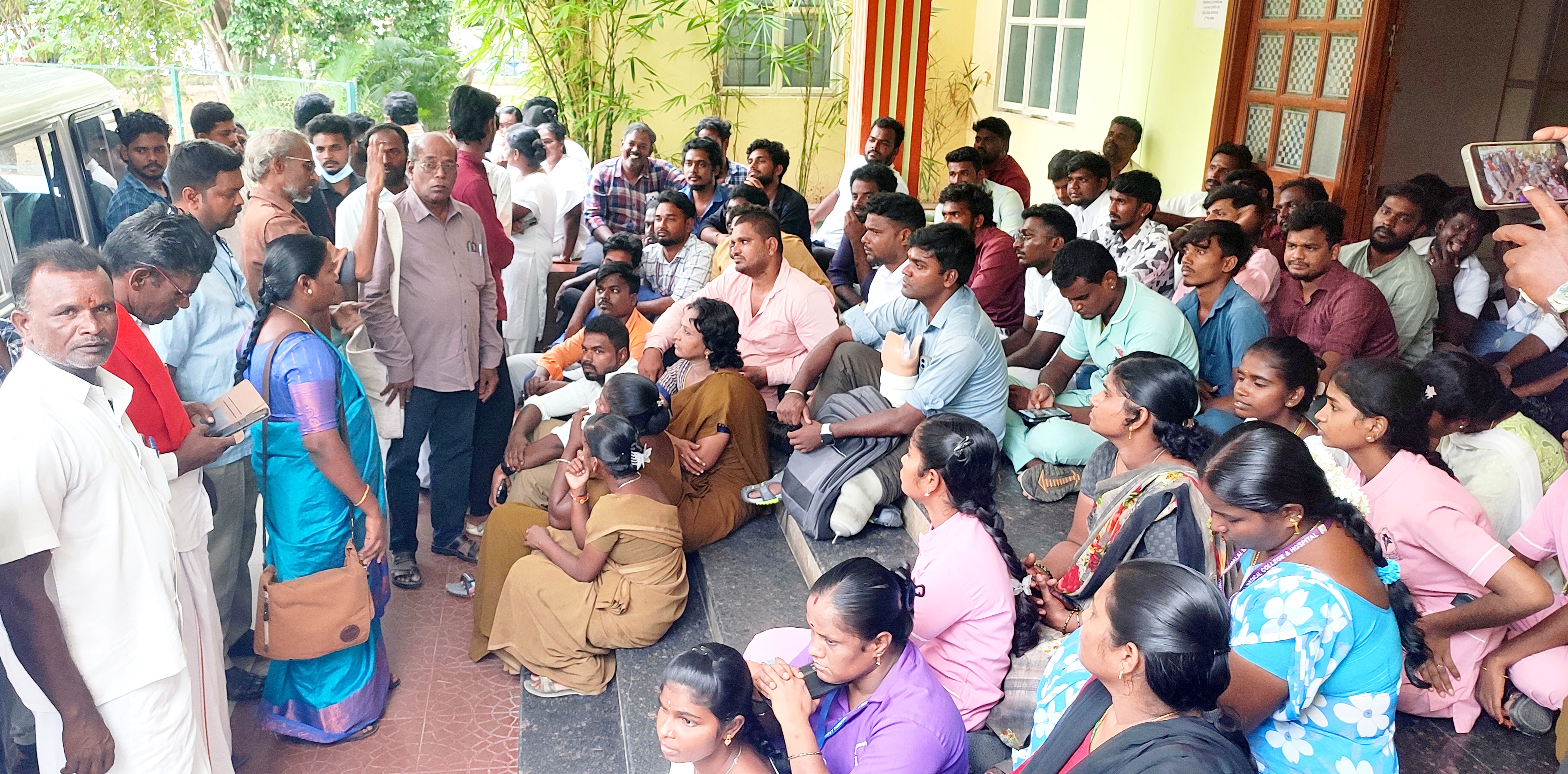 திருவண்ணாமலை அரசு மருத்துவக் கல்லூரியில் ஊழியர்கள் முற்றுகை போராட்டம்