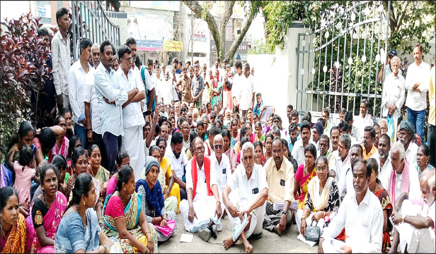 விலங்குகள் சரணாலயம் எனக் கூறி 165 கிராம மக்களை வெளியேற்றுவதா? ஓசூரில் விவசாய தொழிலாளர்,விவசாயிகள் போராட்டம்