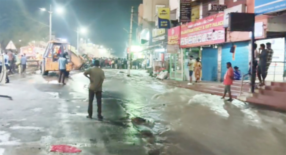 ராட்சத குடிநீர் குழாயில் உடைப்