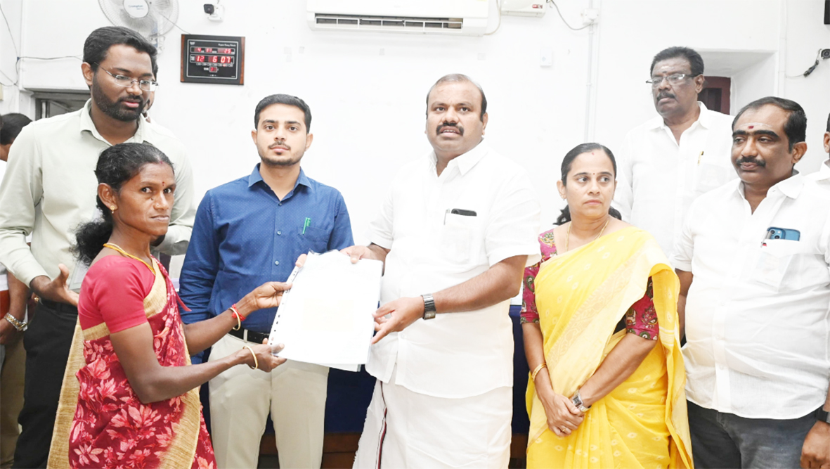 46 மலைவாழ் மக்களுக்கு மனைப்பட்டா வழங்கல்