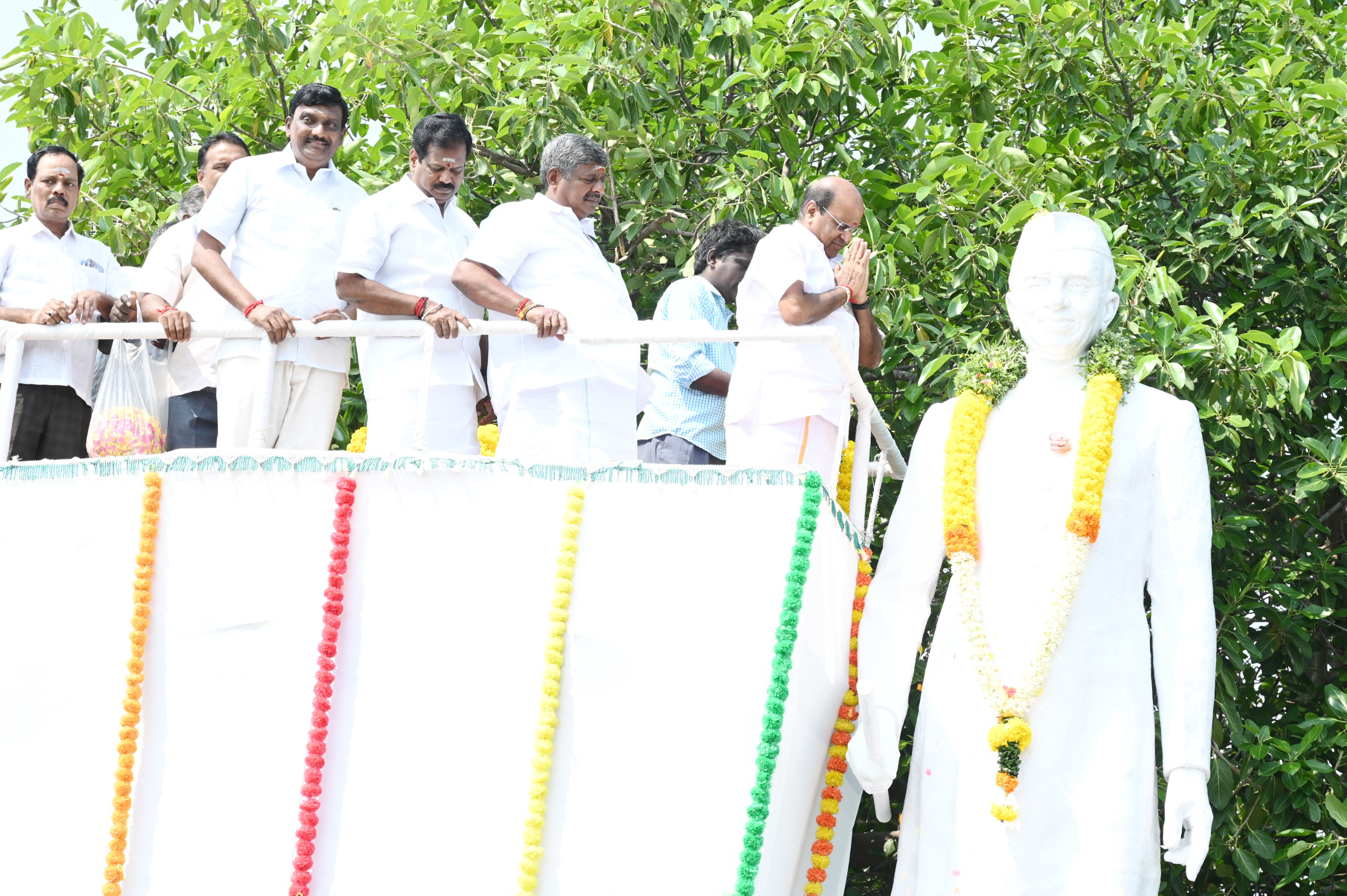 நேரு சிலைக்கு அரசு மரியாதை…