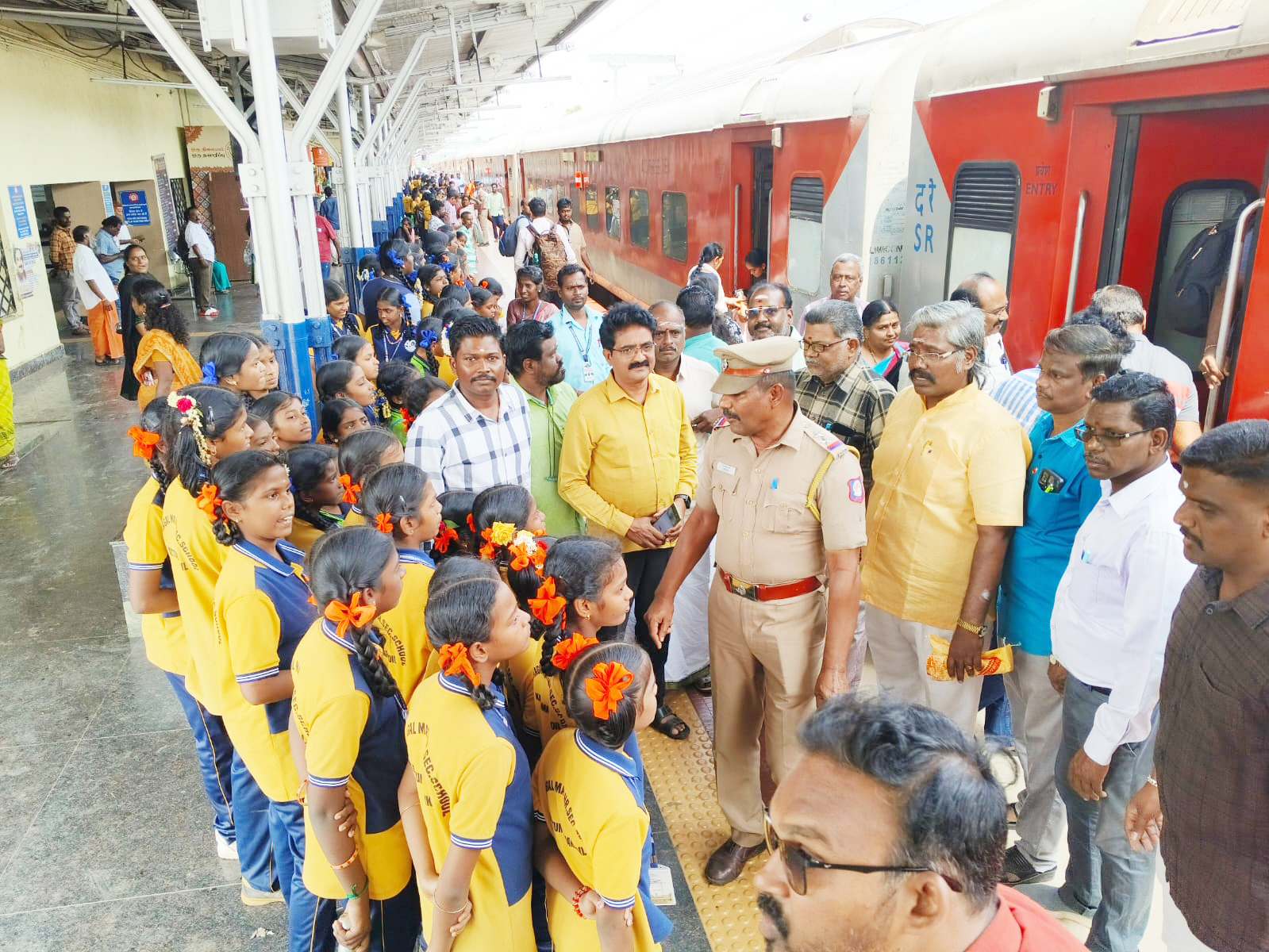 கல்வி சுற்றுலா வந்த மாணவர்கள்