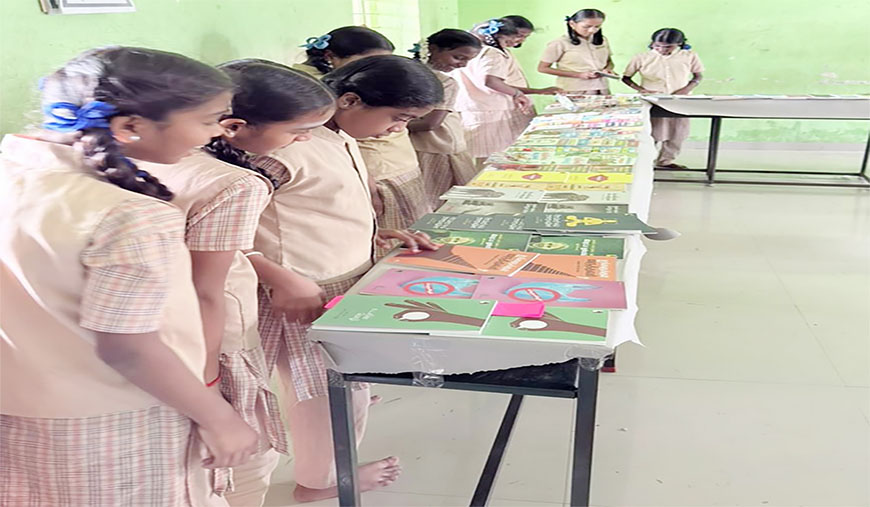 அரசுப்பள்ளியில் புத்தகக் கண்காட்சி