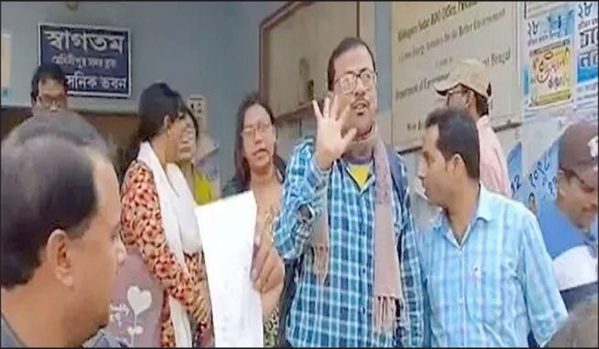 வாக்காளர் பட்டியல் சிறப்பு தீவிர திருத்தப் பணி மேற்குவங்கத்தில் தேர்தல் ஆணையத்தை கண்டித்து வாக்குச்சாவடி அலுவலர்கள் போராட்டம்