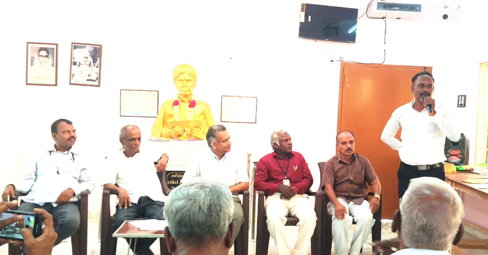 உத்தமதானபுரம் கிளை நூலகத்திற்கு ரூ.30 ஆயிரம் மதிப்பிலான நூல்கள் வழங்கல்