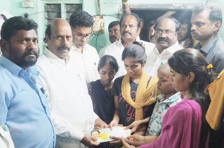 பெற்றோரை இழந்த குழந்தைகள் அரசின் பொறுப்பு அமைச்சர் எ.வ.வேலு நிதி உதவி, அரசு வேலைக்கு உறுதி