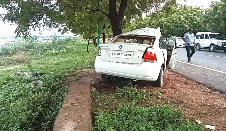 தூத்துக்குடியில் மரத்தில் கார் மோதி 3 பயிற்சி மருத்துவர்கள் பலி!