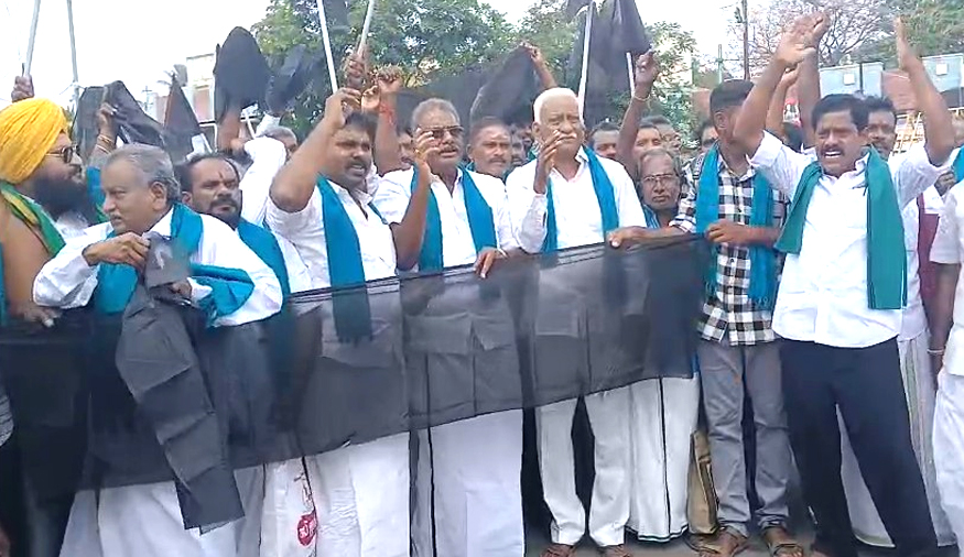 மோடி வருகைக்கு எதிர்ப்பு தெரிவித்து கோவையில் விவசாயிகள் கருப்புக் கொடி ஆர்ப்பாட்டம்!