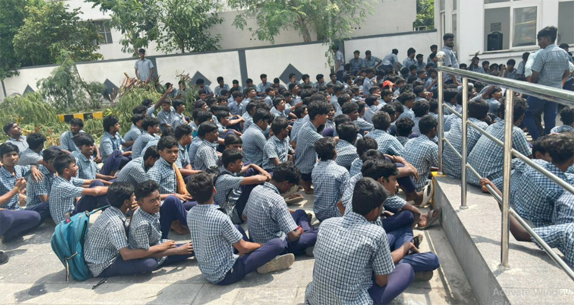 திருப்பூரில் தலைமை ஆசிரியரை கண்டித்து மாணவர்கள் சாலை மறியல்