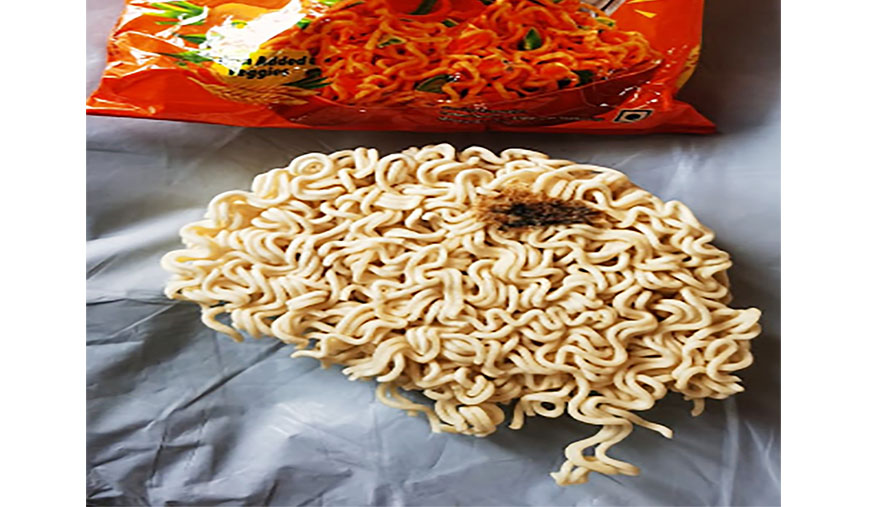 நூடுல்ஸில் பல்லித்தலை