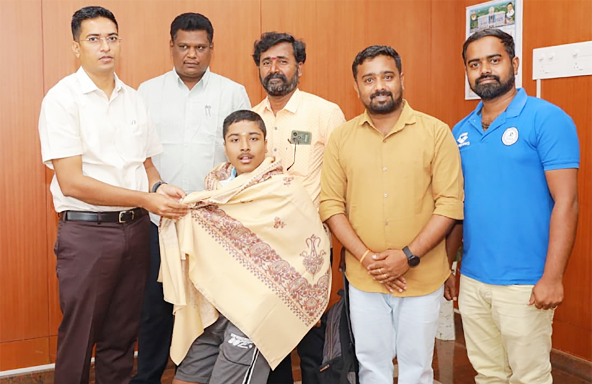 தேசிய பாரா நீச்சல் போட்டியில் மூன்று தங்க பதக்கம் வென்ற மாணவர்