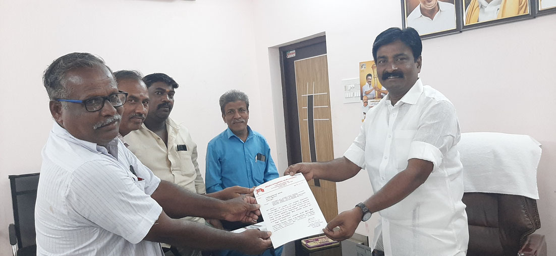 மக்களை அச்சுறுத்தும் நாய்களை அப்புறப்படுத்துக! மானாமதுரை நகர்மன்ற தலைவரிடம் சிபிஎம் மனு அளிப்பு