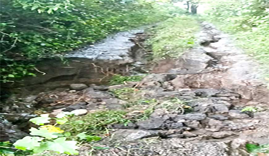 பாதைகளை சரி செய்யும் மலைவாழ் மக்கள்: மனிதாபிமானம் இல்லாமல் வேடிக்கை பார்க்கும் அரசு