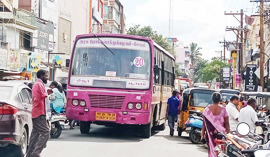 ஓசூரில் தனியார் பள்ளி முன்பு நாள்தோறும் போக்குவரத்து நெரிசலால் மக்கள் அவதி