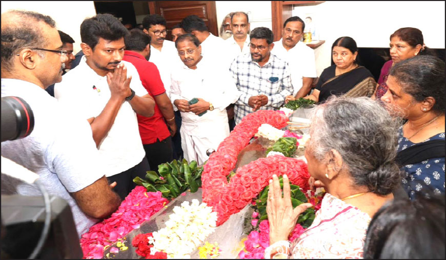காவல்துறை மரியாதையுடன் கவிஞர் ஈரோடு தமிழன்பன் உடல் தகனம்