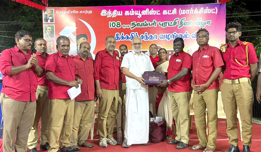 தீக்கதிருக்கு 1368 சந்தாக்கள் திருப்பூரில் எம்.ஏ.பேபியிடம் அளிப்பு