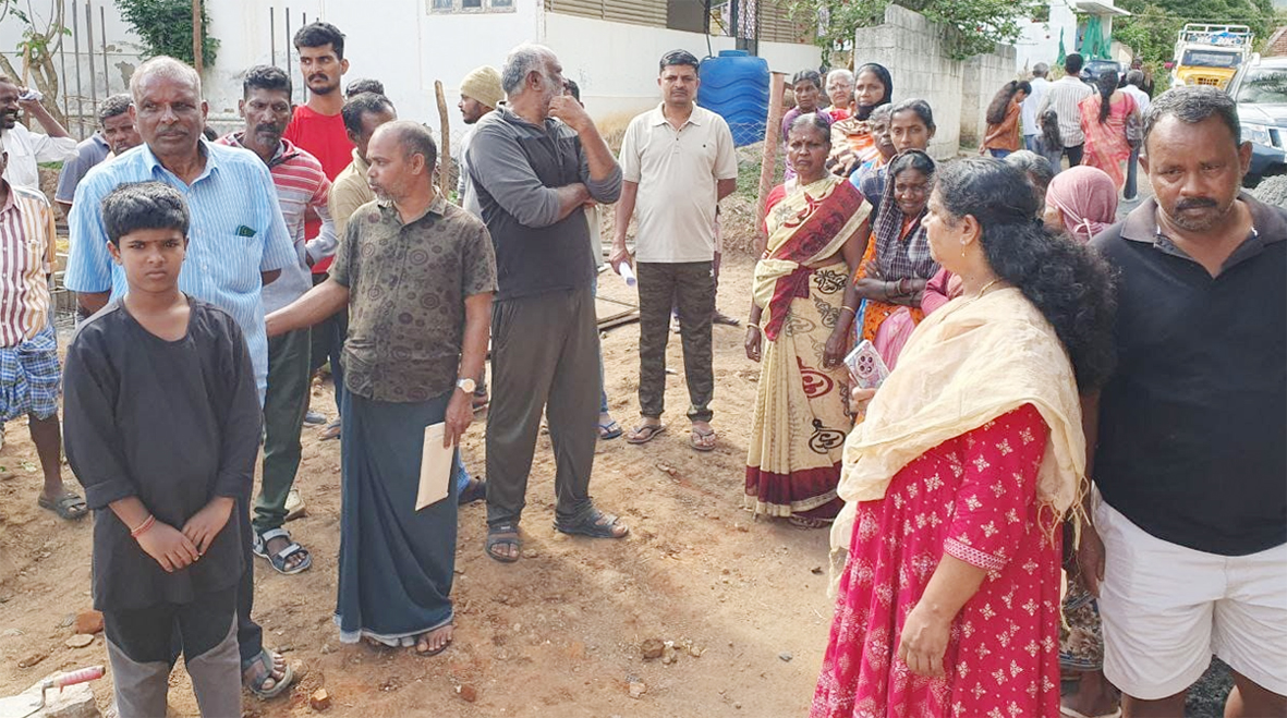 தனியார் ஆக்கிரமிப்பில் சுகாதார நிலையம் பழங்குடியின மக்கள் ஆவேசம்