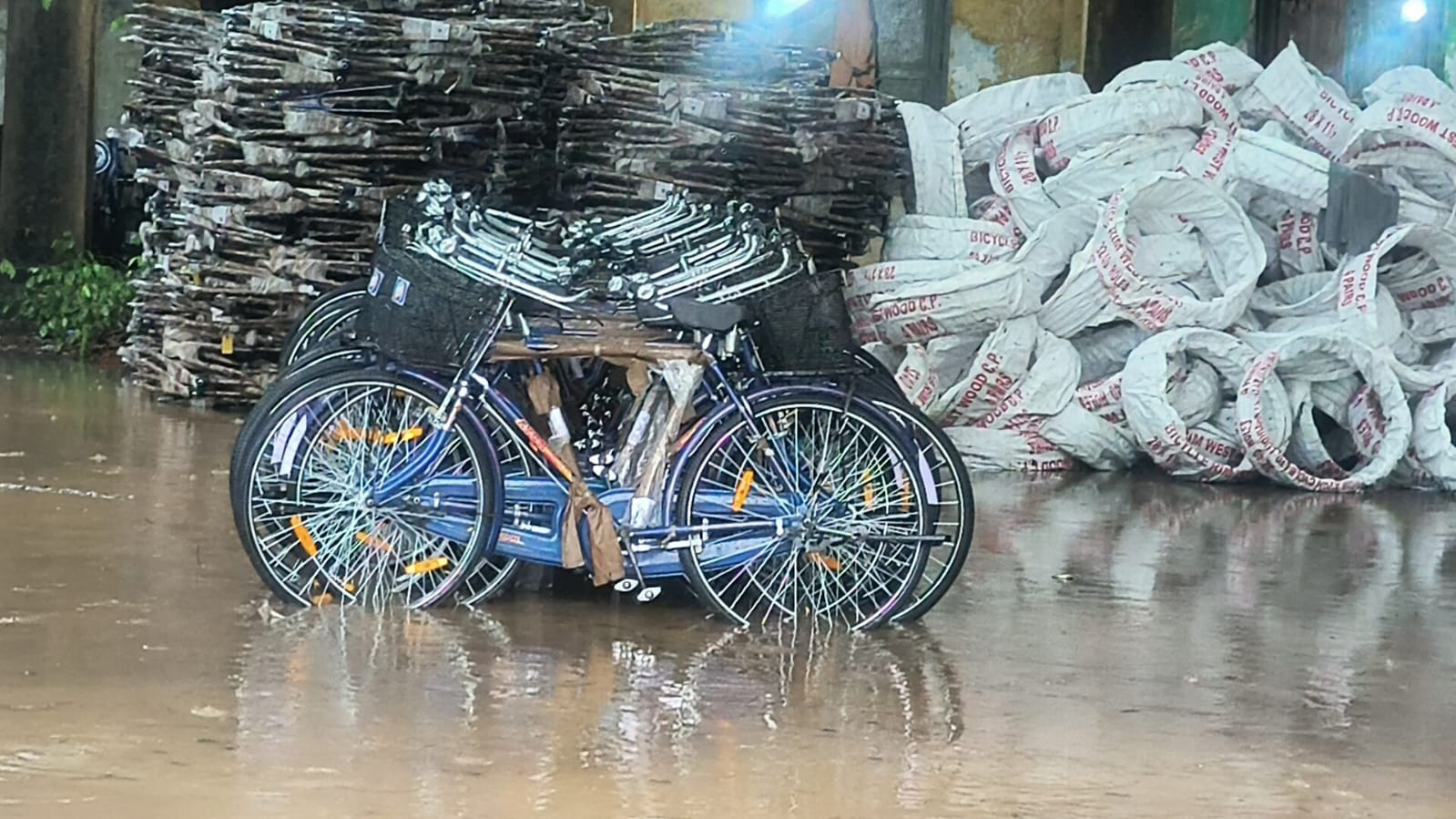 விருத்தாசலத்தில் விலையில்லா மிதிவண்டிகள் மழையில் நனைந்து சேதம்