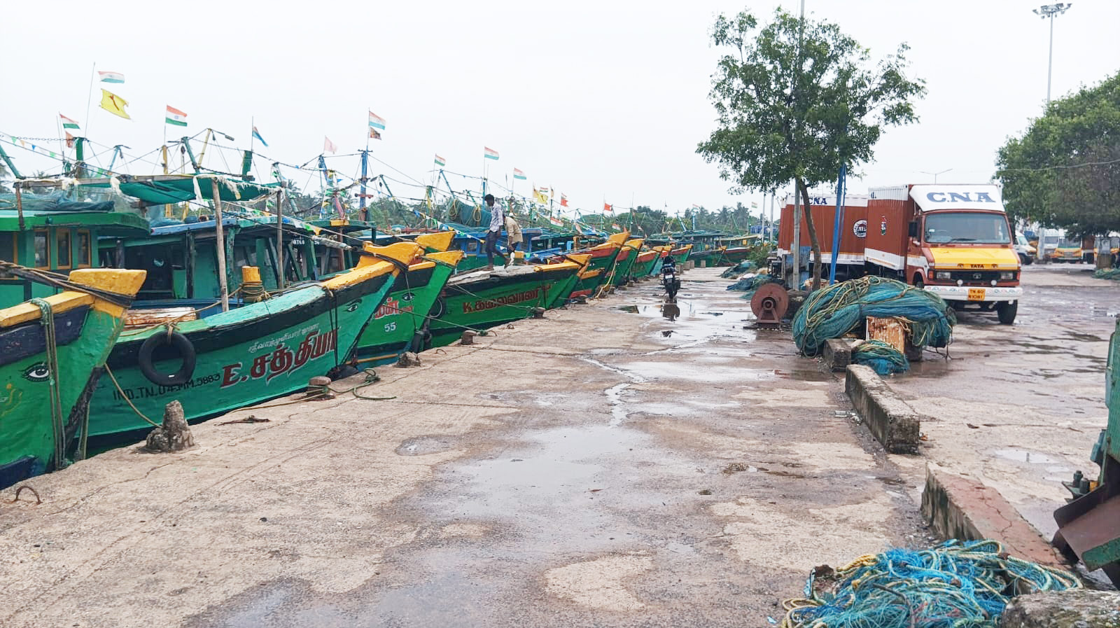 மீனவர்கள் இல்லாமல் வெறிச்சோடிய துறைமுகம்
