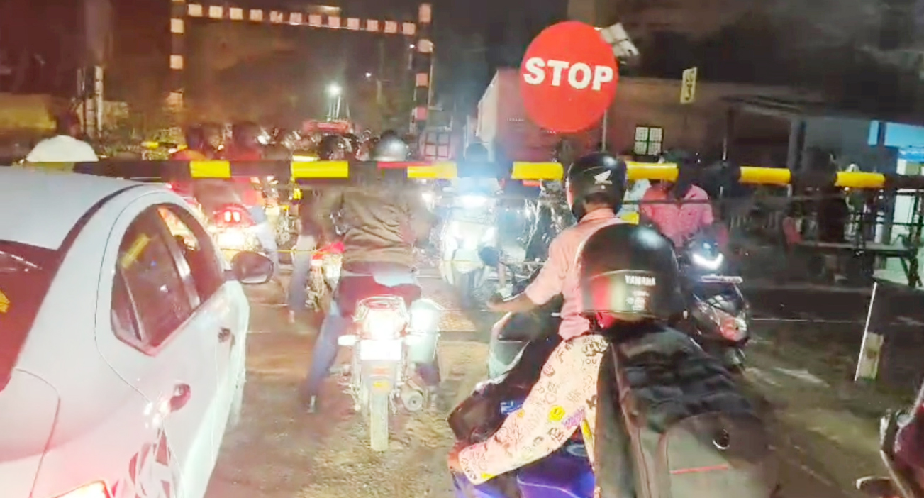 திடீரென விழுந்த ரயில்வே கேட் அச்சத்தில் உறைந்த வாகன ஓட்டிகள்