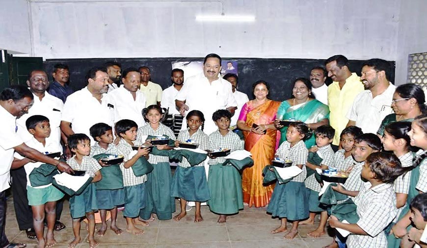துணை முதலமைச்சர் பிறந்தநாள்: பள்ளி மாணவர்களுக்கு சீருடை, உணவு கைத்தறித்துறை அமைச்சர் ஆர்.காந்தி வழங்கினார்