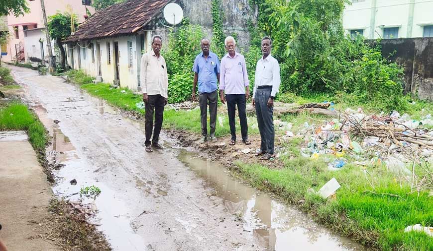 அரசு தொழிற்பயிற்சி நிலையத்திற்கு செல்லும் சாலையை சீரமைக்க கோரிக்கை