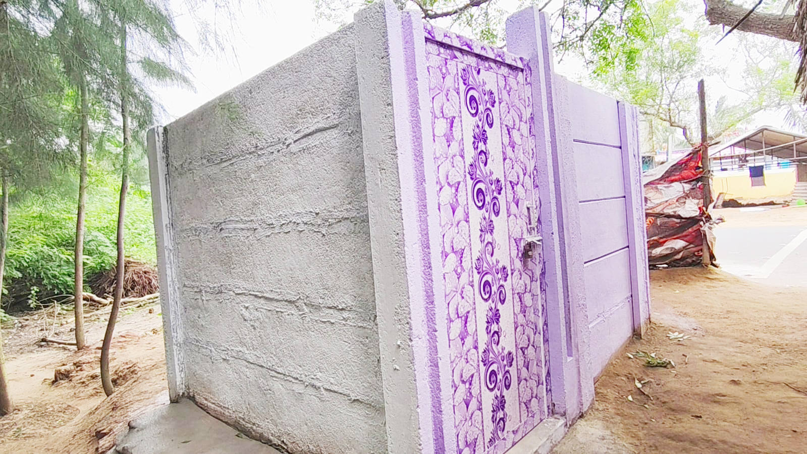 கழிவறை கட்டி கொடுத்த காவல்துறையினர்