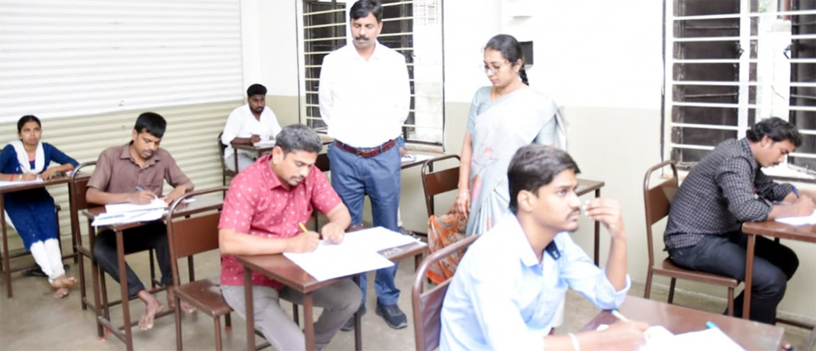9 காலிப்பணியிடங்களுக்கு 1100 பேர் போட்டி