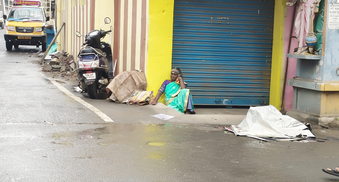 தொடர் சாரல் மழையால் வாரச்சந்தை வியாபாரிகள் தவிப்பு