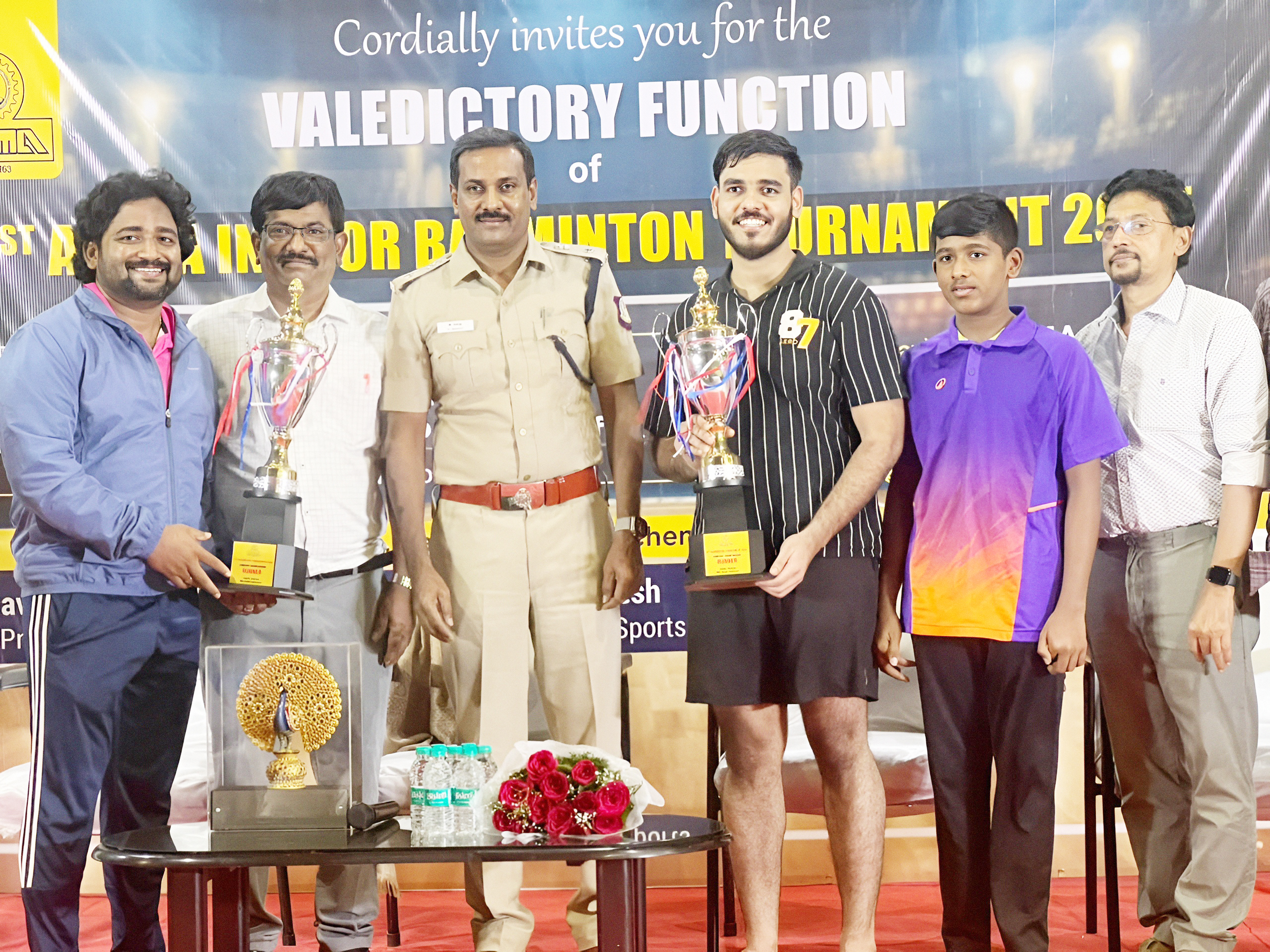 இறகு பந்து போட்டியில் வெற்றி பெற்றவர்களுக்கு பரிசு
