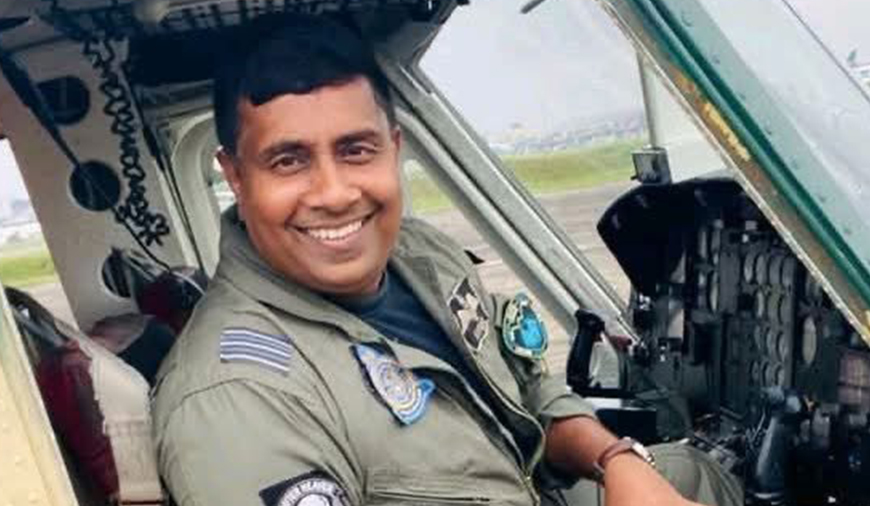 இலங்கையில் மீட்புப் பணியில் ஈடுபட்டிருந்த ஹெலிகாப்டர் விபத்துக்குள்ளானதில் விமானி உயிரிழப்பு