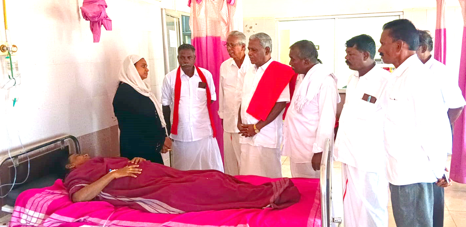 திருப்பத்தூரில் பேருந்து விபத்தில் காயமடைந்தவர்களுக்கு பெ.சண்முகம் நேரில் ஆறுதல்