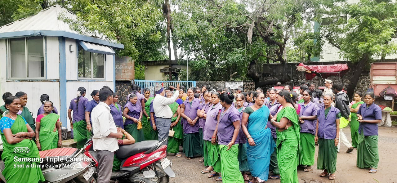 கல்பாக்கத்தில் போனஸ் கேட்டு தூய்மைப் பணியாளர்கள் போராட்டம் அதிகாரிகள் உத்தரவால் தற்காலிக வாபஸ்