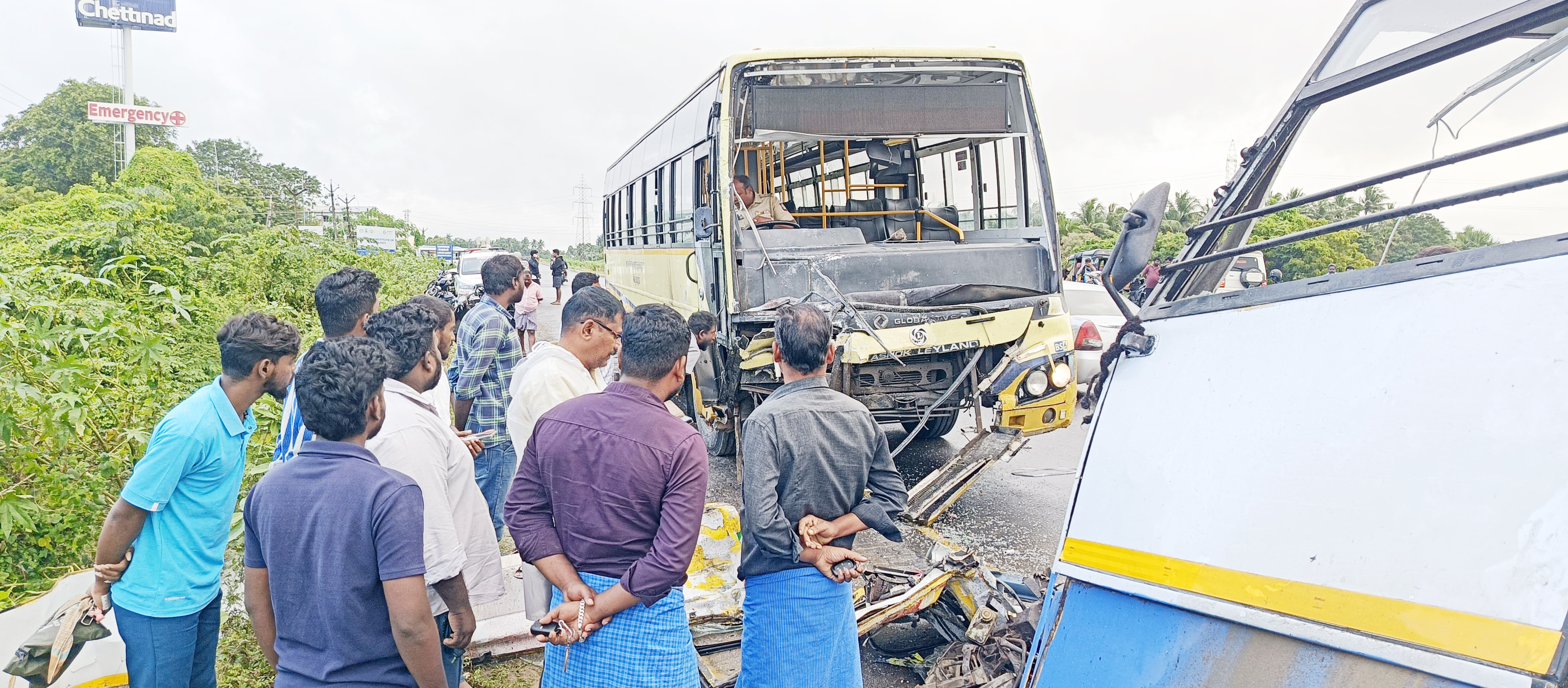 பேருந்தும் வேனும் மோதி 2 பெண்கள் பலி; 11 பேர் படுகாயம்