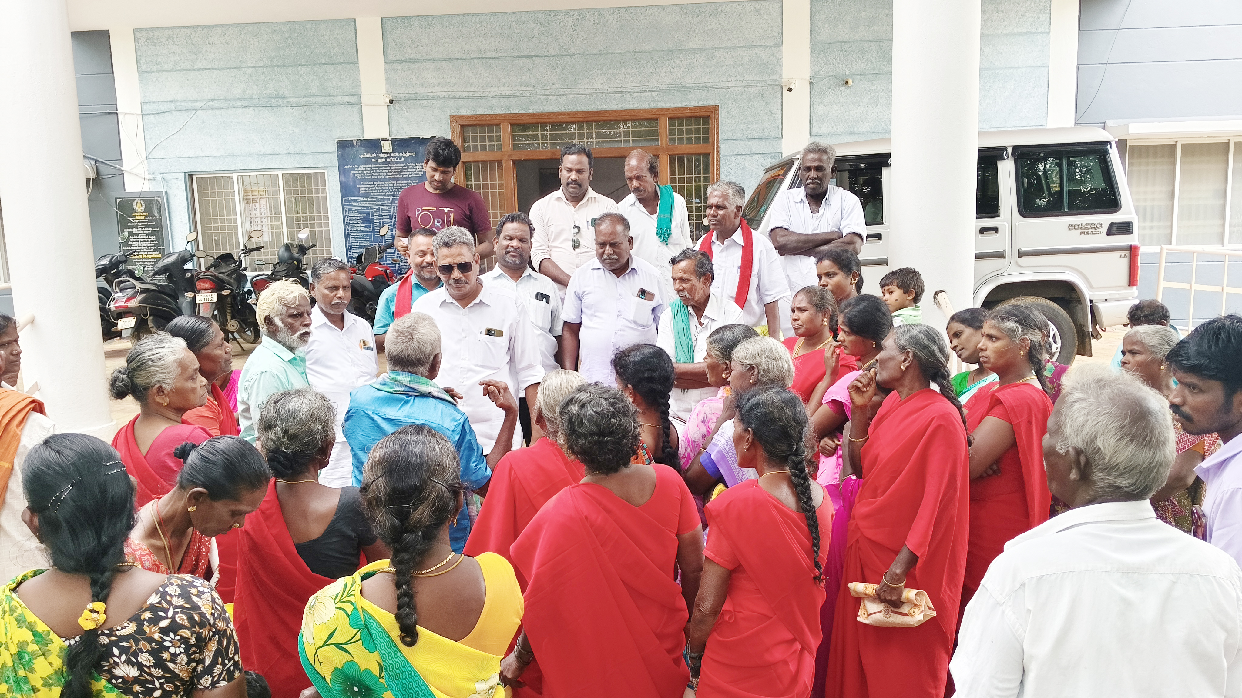 நிலப்பட்டா கோரி புவனகிரி வட்டாட்சியர் அலுவலகத்தில் ஒப்பாரிப் போராட்டம்