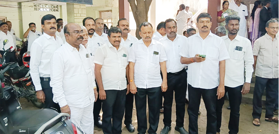 இ - பைல்லிங் நடைமுறையை கண்டித்து வழக்கறிஞர்கள் ஆர்ப்பாட்டம்
