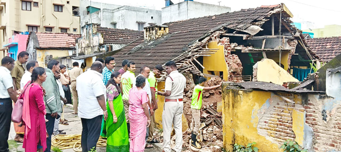 சுவர் இடிந்து விழுந்த விபத்தில் நல்வாய்ப்பாக உயிர் தப்பிய குடும்பம்
