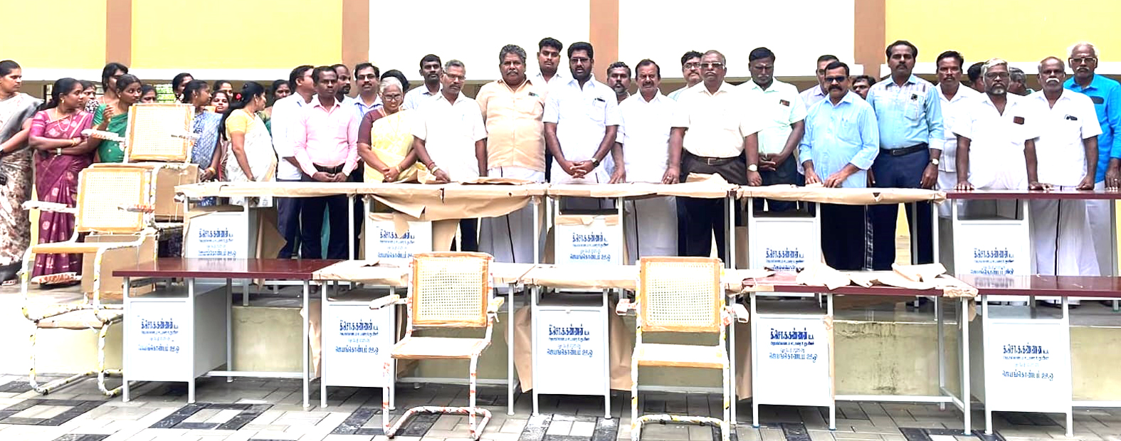 கல்லூரி அருகே பயணியர் நிழற்குடை கட்டுமானப் பணி: எம்எல்ஏ துவக்கி வைத்தார்