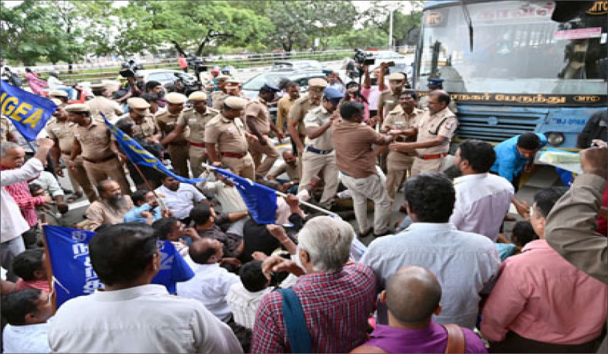 தேர்தல் வாக்குறுதியை நிறைவேற்றக்கோரி மாநிலம் முழுவதும் அரசு ஊழியர்கள் மறியல்