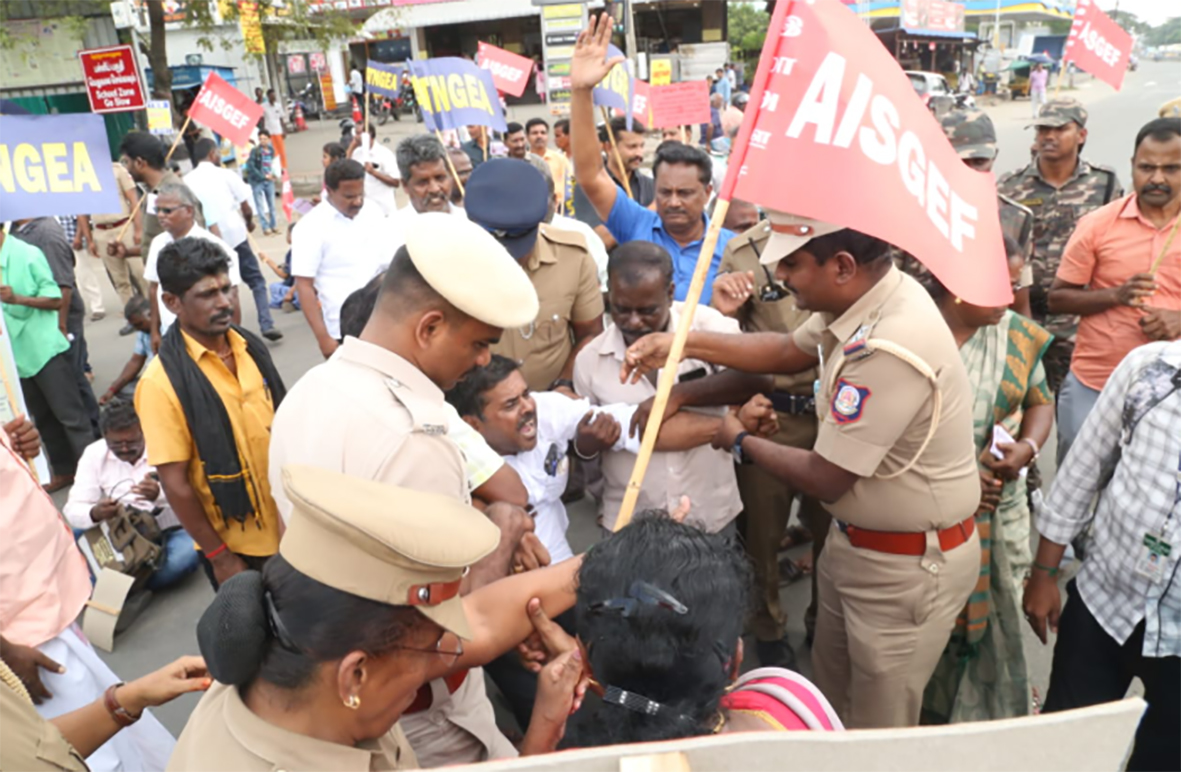 பழைய ஓய்வூதியத் திட்டத்தை அமல்படுத்தக் கோரி திருப்பூரில் அரசு ஊழியர் சங்கத்தினர் சாலை மறியல்