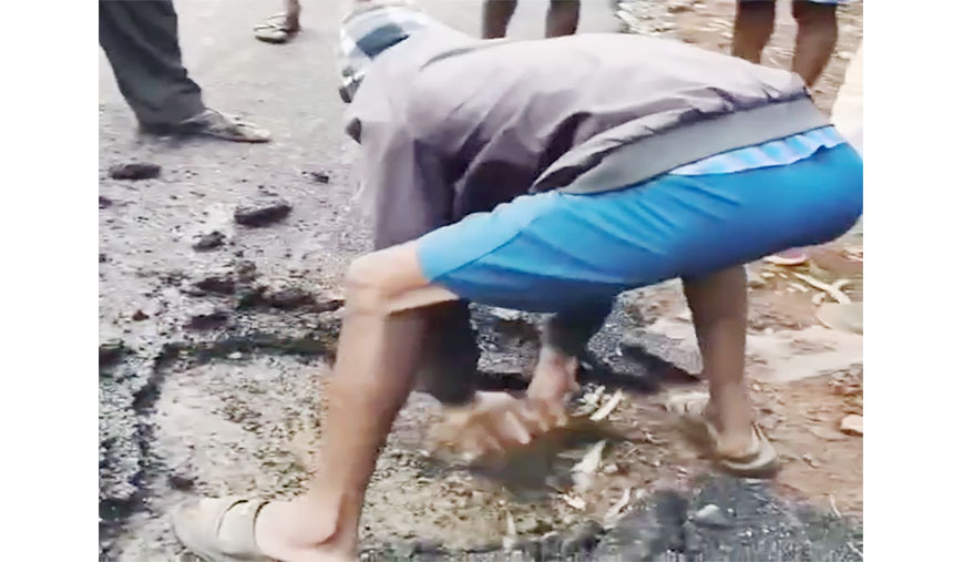 தரமில்லாத தார் சாலை ஒப்பந்ததாரரிடம் சரமாரியாக கேள்வி